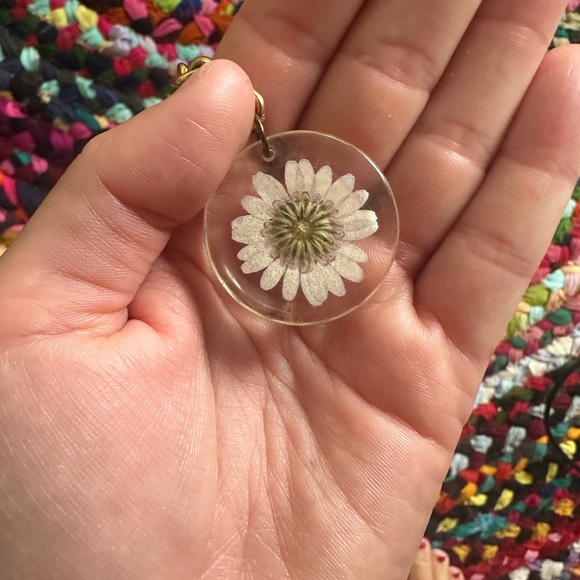 🌼DAUPHINETTE🌼 real pink daisy suspended in resin gold chain necklace - Picture 6 of 7
